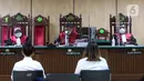Terdakwa kasus pelanggaran UU ITE Adam Deni (kiri) menjalani sidang di Pengadilan Negeri Jakarta Utara, Selasa (7/6/2022). Adam Deni menjalani sidang lanjutan atas dugaan pelanggaran UU ITE yang beragendakan pembacaan nota pembelaan atau pledoi atas tuntutan 8 tahun penjara dari Jaksa Penuntut Umum (JPU). (Liputan6.com/Herman Zakharia)