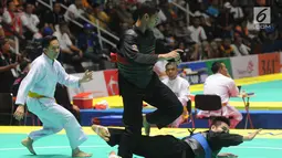 Pesilat Aji Bangkit Pamungkas saat bertarung melawan Duy Tuyen Nguyen dari Vietnam pada semifinal kelas I putra 85kg-90kg Asian Games 2018 di Padepokan Pencak Silat, TMII, Jakarta (26/8). Aji berhasil menang dengan skor 5-0. (Merdeka.com/Arie Basuki)