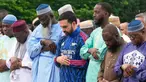 Gaya unik ditampilkan Wali Kota New York, Zohran Mamdani saat mengikuti salat Idul Adha pada Rabu (27/05/2026) waktu setempat. (AP Photo/Richard Drew)