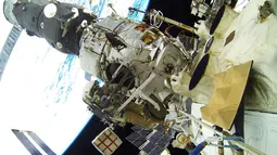 Kosmonot Rusia Yuri Malenchenko sedang melakukan spacewalk diluar badan Stasiun Luar Angkasa Internasional (ISS), (7/2). Spacewalk merupakan kegiatan berbahaya dan sangat terpengaruh dengan gravitasi dan keseimbangan tubuh. (REUTERS/Roscosmos)