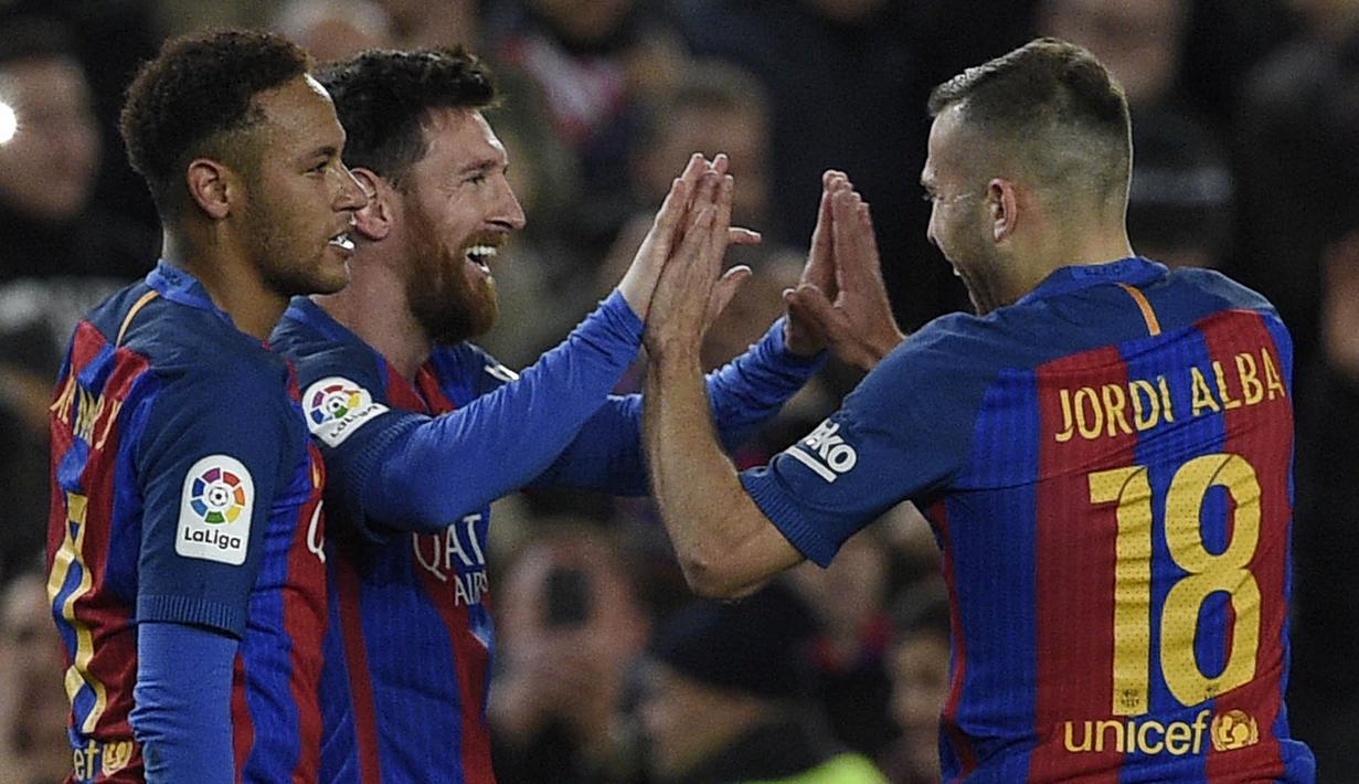 Para pemain Barcelona merayakan gol yang dicetak Lionel Messi ke gawang Athletic Bilbao pada laga leg kedua Copa del Rey di Stadion Camp Nou, Spanyol, Rabu (11/1/2017). Menang 3-1 atas Bilbao, Barca berhasil lolos dengan agregat gol 4-3. (AFP/Lluis Gene)