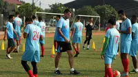 Pelatih Bhayangkara FC Simon McMenemy memimpin latihan timnya untuk laga kontra Bali United pada pekan ke-27 Liga 1 di Stadion Patriot Chandrabhaga, Bekasi, Jumat (29/9/2017). (foto: istimewa)