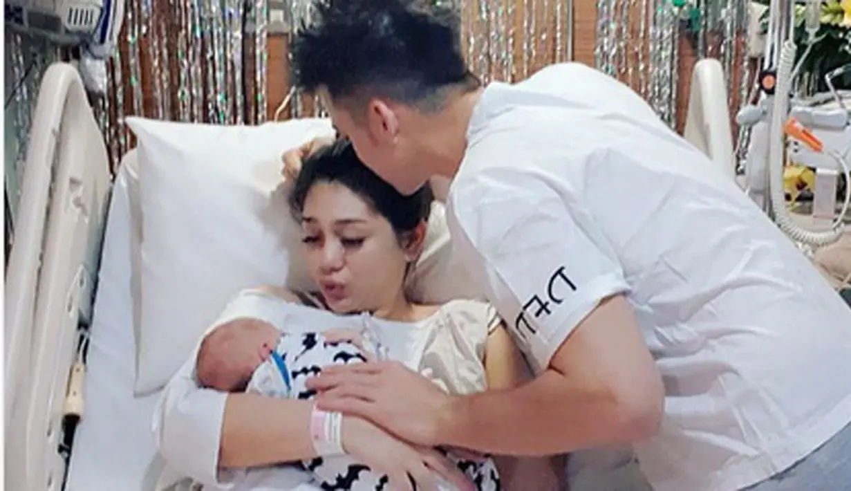 Kabar bahagia dari pasangan Stefan William dan Celine Evangelista. Pasangan ini baru saja dikaruniai seorang bayi laki-laki. Celine melahirkan secara caesar di salah satu rumah sakit di Jakarta Selatan. (Instagram/natta_william)