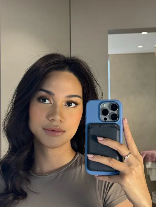 Bibir glossy yang sehat natural jadi sentuhan akhir yang bikin Azizah terlihat cantik