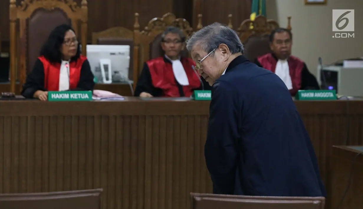 Terdakwa suap kasus suap hakim PN Tipikor Medan, Tamin Sukardisaat menjalani sidang pembacaan putusan di Pengadilan Tipikor, Jakarta, Kamis (4/4). Tamin terbukti memberikan suap SGD 280 ribu atau sekitar Rp 2,9 miliar kepada hakim PN Medan. (Liputan6.com/Helmi Fithriansyah)