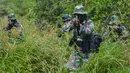 Prajurit TNI menyusuri semak-semak saat latihan perang gerilya di Hutan Mata Ie, Banda Aceh, Aceh, Rabu (2/1). Latihan ini untuk meningkatkan kemampuan prajurit TNI dalam menjaga keutuhan NKRI dari ancaman dalam dan luar negeri. (CHAIDEER MAHYUDDIN/AFP)