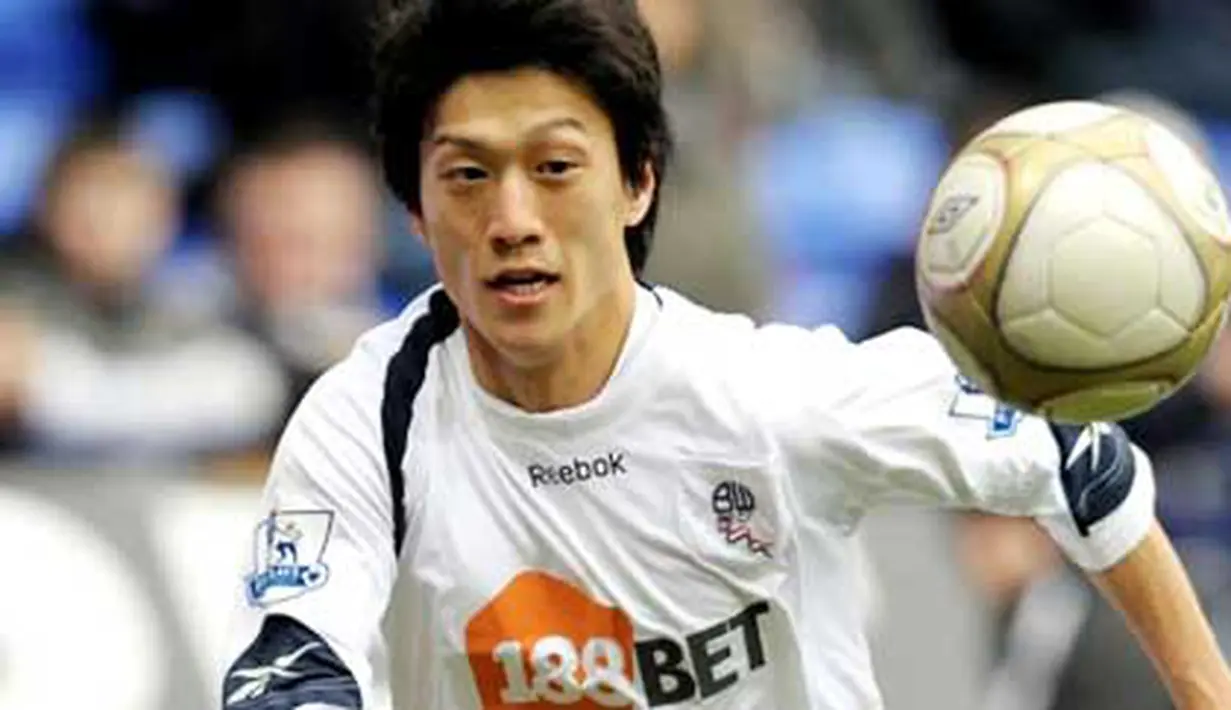 Bolton Wanderers' South Korean midfielder Lee Chung-Yong eyes the ball during the FA Cup Fifth round football match against Tottenham Hotspur at the Reebok stadium, Bolton, north-west England on February 14, 2010.AFPPHOTO/ANDREW YATES. 
