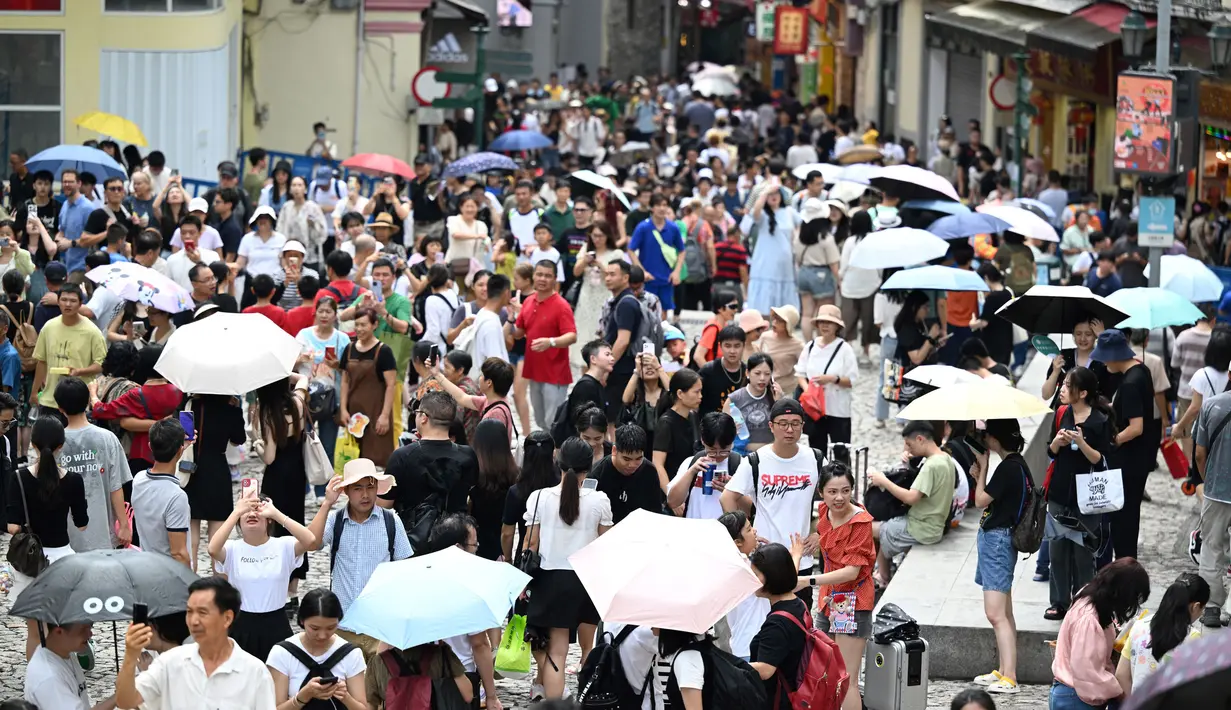Kerumunan besar turis yang sebagian besar berasal dari Tiongkok berjalan melewati pusat bersejarah Makau selama liburan Golden Week pada 3 Oktober 2023. (Peter PARKS/AFP)