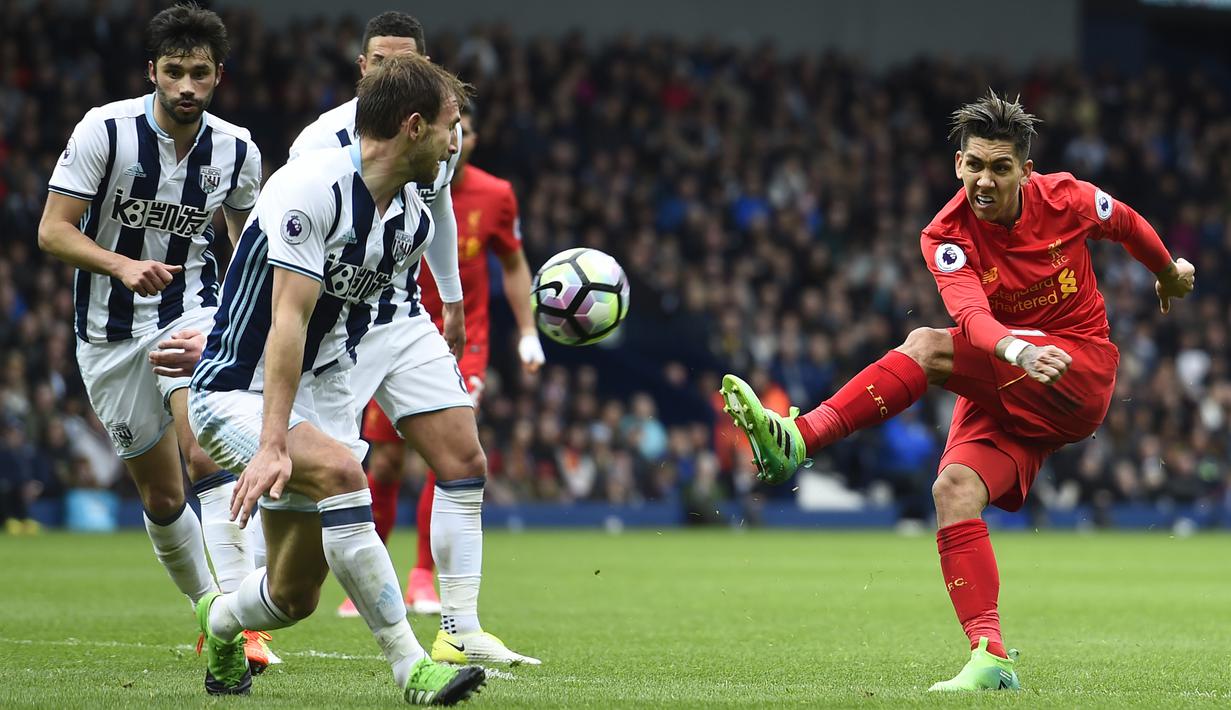 Penyerang Liverpool, Roberto Firmino, melepaskan tendangan ke gawang  West Bromwich Albion pada laga lanjutan liga Inggris di Stadion The Hawthorns, Minggu (16/4/2017). The Reds menang 1-0 atas West Bromwich Albion.( EPA/Will Oliver)