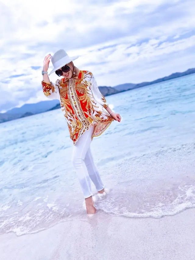 Outfit Liburan di Pantai Ala Syahrini