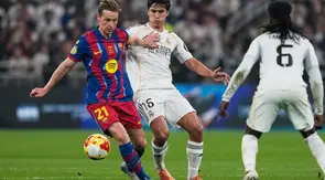 Pemain Barcelona Frenkie de Jong (kiri) berduel memperebutkan bola dengan pemain Real Madrid Gonzalo Garcia pada laga final Supercopa de Espana/Piala Super Spanyol antara Barcelona vs Real Madrid di Jeddah, Arab Saudi, Minggu, 11 Januari 2026. (AP Photo/Altaf Qadri)
