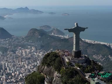 Pemandangan Patung Yesus Kristus sedang memberkati  kota Rio menjadi salah satu pemandangan menarik di Rio de Janeiro, Brasil, (26/6/2014). (AFP/Yasuyoshi Chiba)