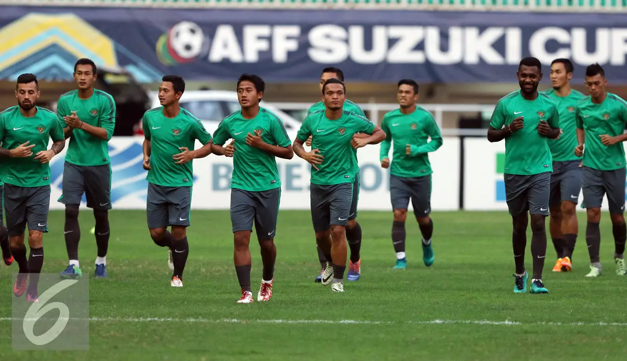 Pemain Timnas Indonesia melakukan pemanasan jelang latihan resmi final pertama Piala AFF 2016 di Stadion Pakansari, Bogor, Selasa (13/12). Indonesia akan menjamu Thailand di final leg pertama Piala AFF 2016, Rabu (14/12). (Liputan6.com/Helmi Fithriansyah)