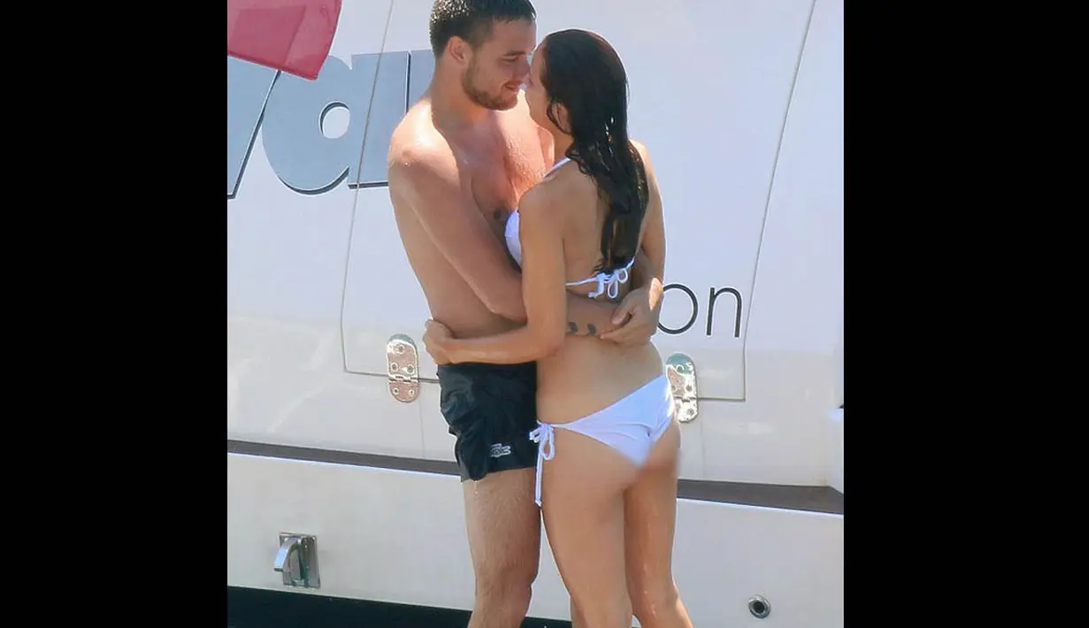 Liam Payne dan kekasihnya, Sophia Smith saat liburan ke pantai Saint Jean Cap Ferrat, di Prancis, (30/7/14). (Dailymail)