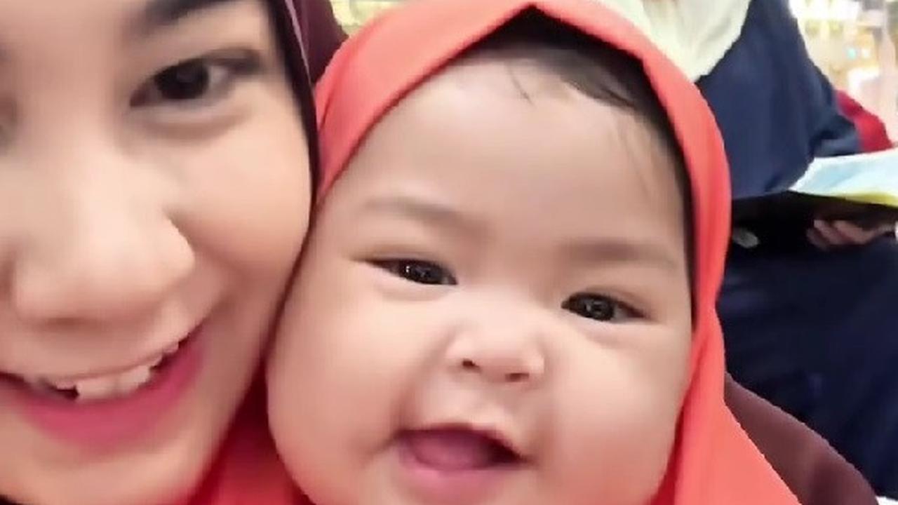 Potret Anisa Rahma Bukber di Masjid Nabawi Sambil Gendong Si Kecil, Netizen Kompak Bersholawat