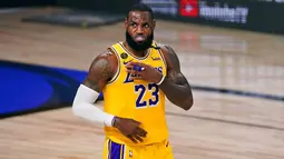 Pebasket Los Angeles Lakers, LeBron James, saat melawan Miami Heat pada gim pertama final NBA di Lake Buena Vista, Kamis (1/10/2020). Lakers menang dengan skor 116-98. (AP Photo/Mark J. Terrill)