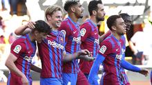 Gelandang Barcelona, Frenkie de Jong (kedua kiri) berselebrasi dengan rekan setimnya usai mencetak gol ke gawang Valencia pada pertandingan La Liga Spanyol di stadion Mestalla, Spanyol, Minggu (20/2/2022). Barcelona menang atas Valencia 4-2. (AP Photo/Alberto Saiz)