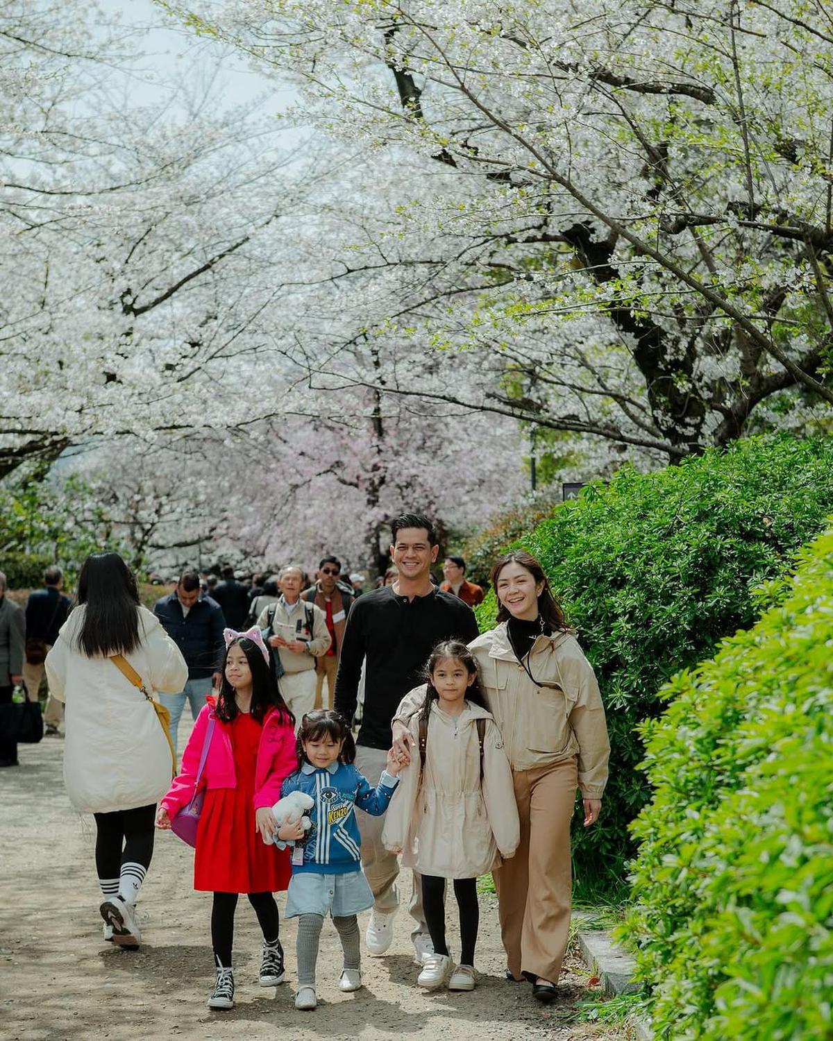 Potret Keluarga Surya Insomnia Liburan ke Jepang Setelah Lebaran, Kunjungi Sanrio Puroland