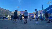 Sekumpulan remaja asyik main juggling bola di fan zone Euro 2024 di Friedensplatz, Dortmund. (Bola.com/Benediktus Gerendo Pradigdo