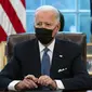 Presiden Amerika Serikat Joe Biden setelah menandatangani Perintah Eksekutif yang membatalkan larangan bagi transgender untuk masuk militer AS pada era Donald Trump di Kantor Oval Gedung Putih, Washington, Senin (25/1/2021). (AP Photo/Evan Vucci)