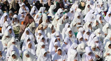 Ratusan warga menghadiri zikir dan doa bersama di lapangan Manunggal, Menteng, Bogor, Jawa Barat, Indonesia pada Rabu 19 Juni 2023. (merdeka.com/Arie Basuki)