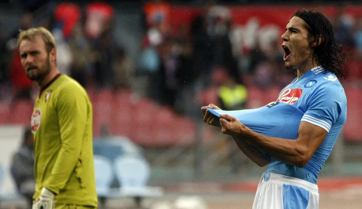 Edinson Cavani. Striker Uruguay berusia 35 tahun yang kini memasuki musim kedua bersama Manchester United pernah 3 musim berseragam Napoli di Serie A, 2010/2011 hingga 2012/2013. Ia memegang rekor pemain dengan jumlah hattrick terbanyak di Serie A dengan raihan 7 kali hattrick. (AFP/Carlo Hermann)