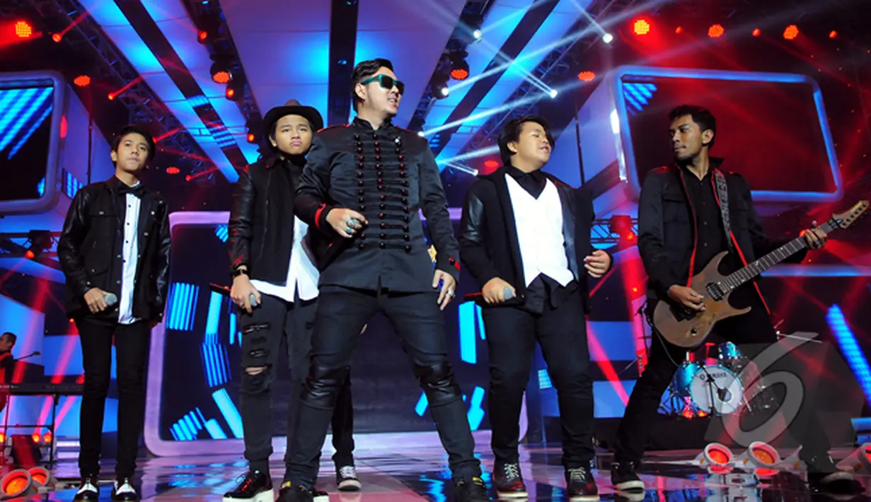 Five Minutes berkolaborasi dengan Coboy Junior saat tampil di acara Infotainment Award 2015, Jakarta, Jumat (30/1/2015). (Liputan6.com/Faisal R Syam)