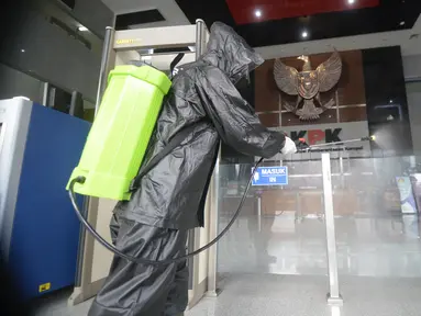 Petugas menyemprotkan cairan disinfektan di lobby Gedung KPK, Jakarta, Jumat (5/6/2020). Langkah tersebut sebagai upaya preventif pencegahan penularan virus corona COVID-19 jelang new normal di tengah pandemi. (merdeka.com/Dwi Narwoko)