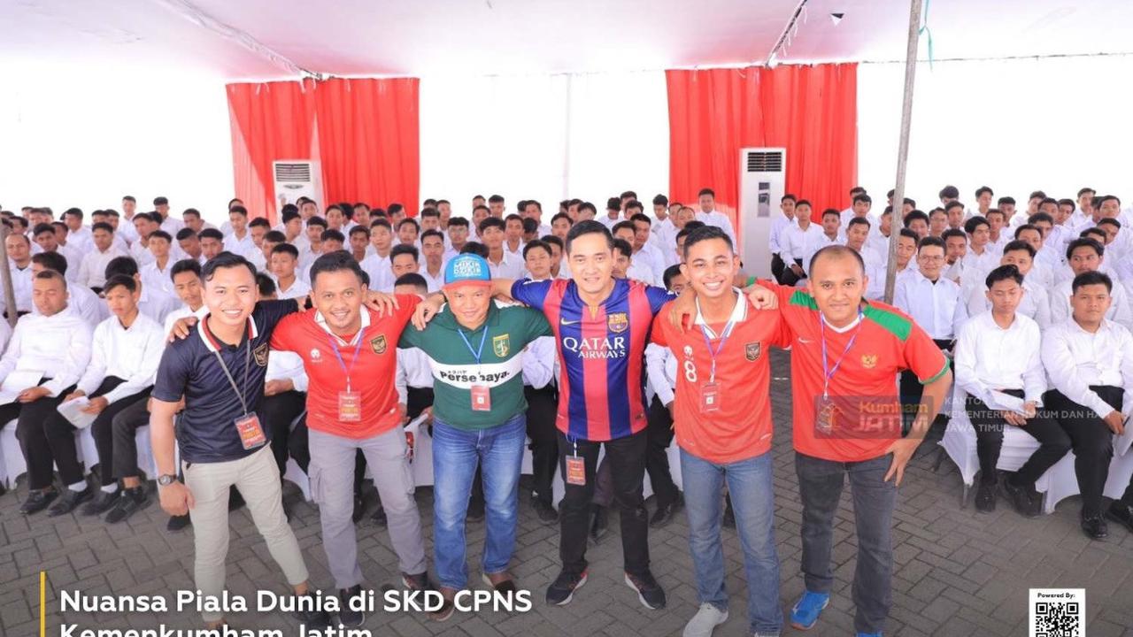 2. Petugas Mengenakan Tema Piala Dunia U-17