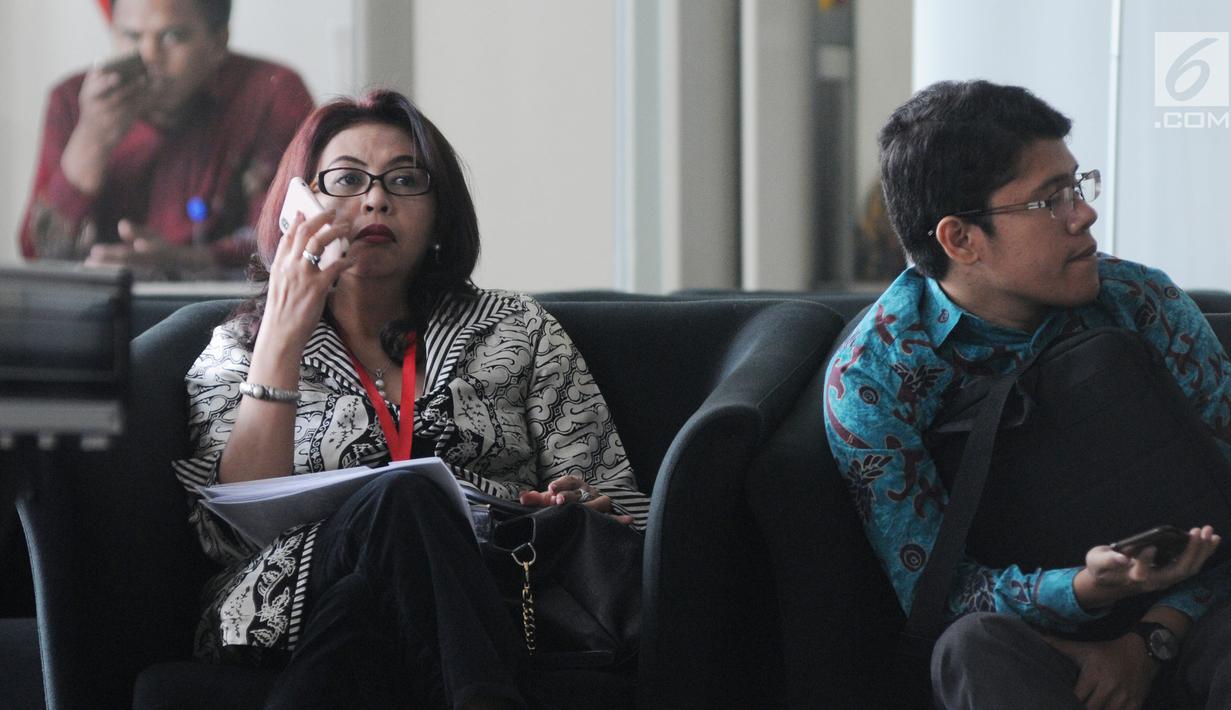 Direktur Jenderal Pengelolaan Limbah, Sampah, dan Bahan Beracun Berbahaya (PSLB3) di Kementerian LHK Rosa Vivien Ratnawati menunggu akan menjalani pemeriksaan oleh penyidik di gedung KPK, Jakarta, Jumat (28/9). (Merdeka.com/Dwi Narwoko)