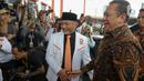 Ketua MPR RI Bambang Soesatyo disambut Presiden PKS Ahmad Syaikhu setibanya di Markas DPP PKS, Jakarta Selatan, Senin (8/7/2024). (Liputan6.com/Herman Zakharia)