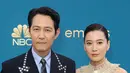 Lee Jung-Jae (kiri) dan Lim Se Ryung tiba di Primetime Emmy Awards ke-74 di Microsoft Theater di Los Angeles pada Senin, 12 September 2022. Hubungan keduanya sudah berjalan sejak tahun 2015. (Momodu Mansaray/Getty Images via AFP)