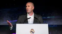 Zinedine Zidane memberi keterangan terkait penunjukannya sebagai pelatih Real Madrid saat konferensi pers di Madrid, Spanyol, Senin (11/3). Zidane menandatangani kontrak dengan Real Madrid hingga 2022. (AP Photo/Bernat Armangue)