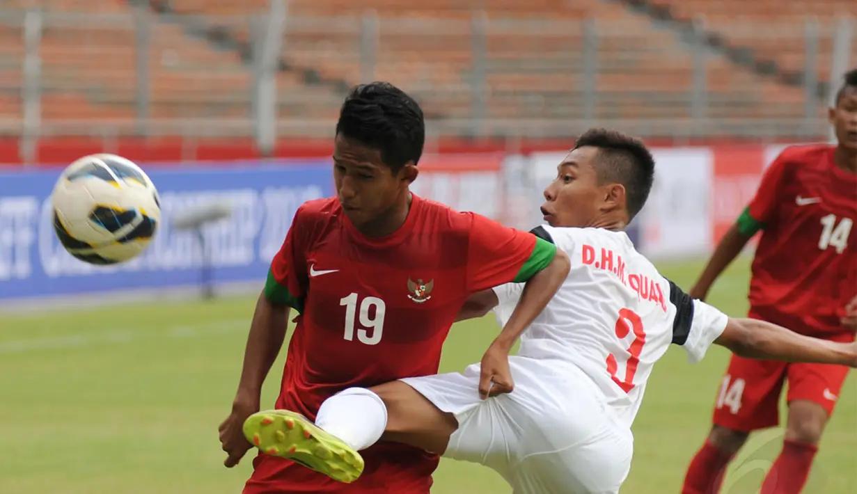 Pemain belakang timnas U-16 Vietnam, Do Huu Minh Quang (tengah) berusaha membuang bola dari Kevin Sahael (Indonesia - kiri) saat berlaga di Stadion GBK Jakarta, (3/12/2014). Indonesia unggul 3-2 atas Vietnam. (Liputan6.com/Helmi Fithriansyah)