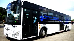 Bus listrik Transjakarta saat peluncuran uji coba bus tersebut di Pool Transjakarta, Terminal Kampung Rambutan, Jakarta, Rabu (8/6/2022). PT Transportasi Jakarta (Transjakarta) menargetkan 100 bus listrik bisa beroperasi di DKI Jakarta pada akhir 2022. (merdeka.com/Imam Buhori)