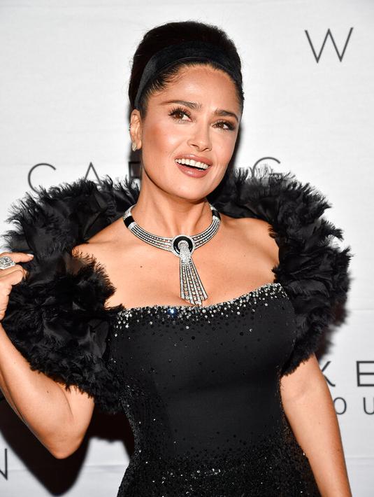 Salma Hayek Pinault menghadiri The Kering Foundation's Caring for Women Dinner di The Pool, New York, Amerika Serikat, 15 September 2022. Bintang Eternals itu memilih gaun hitam yang dipasangkan dengan perhiasan up-do dan rumit. (Photo by Evan Agostini/Invision/AP)