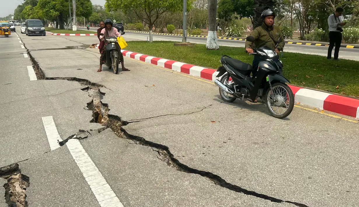 Gempa bumi berkekuatan magnitudo 7,7 mengguncang pusat Myanmar pada hari ini, Jumat (28/3/2025). (Sai Aung MAIN/AFP)