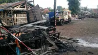 Pos dan mobil ormas di Bekasi dibakar (dok. Merdeka.com)