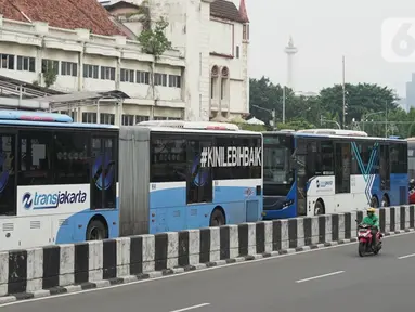 Bus Transjakarta antre saat melintasi Shelter Harmoni, Jakarta, Kamis (5/11/2020). PT Transportasi Jakarta (Transjakarta) menargetkan di tahun 2030 seluruh armada merupakan bus listrik. Diharapkan total bus listrik mencapai 12.120 unit diakhir tahun 2030. (Liputan6.com/Immanuel Antonius)