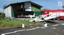 Puing pesawat latih yang jatuh di Bandara Tunggul Wulung, Cilacap, Jawa Tengah, Selasa (20/3). Pesawat latih tersebut dipiloti oleh Kolonel Penerbang M.J. Hanafie. (Liputan6.com/HO)