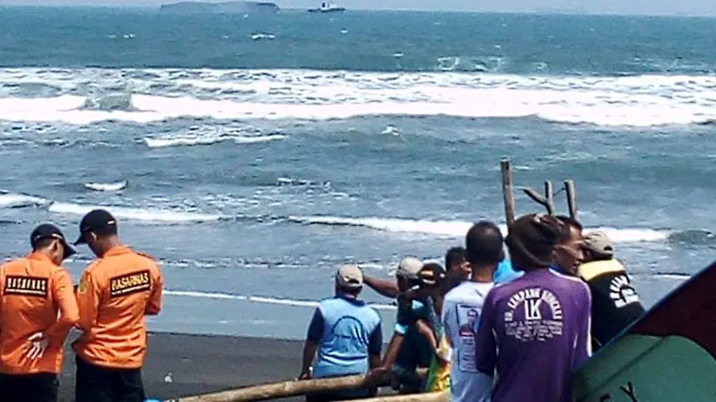 Warga turut mencari dua nelayan yang hilang tenggelam di Pantai Lengkong, Cilacap, Jawa Tengah. (Foto: Liputan6.com/HNSI/Muhamad Ridlo)