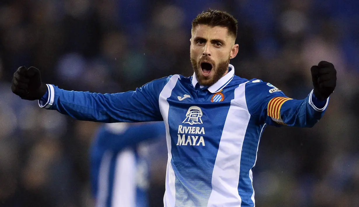 Kapten Espanyol, David Lopez, merayakan kemenangan atas Real Madrid pada laga La Liga di Stadion RCDE, Barcelona, Selasa (27/2/2018). Espanyol menang 1-0 atas Real Madrid. (AFP/Josep Lago)