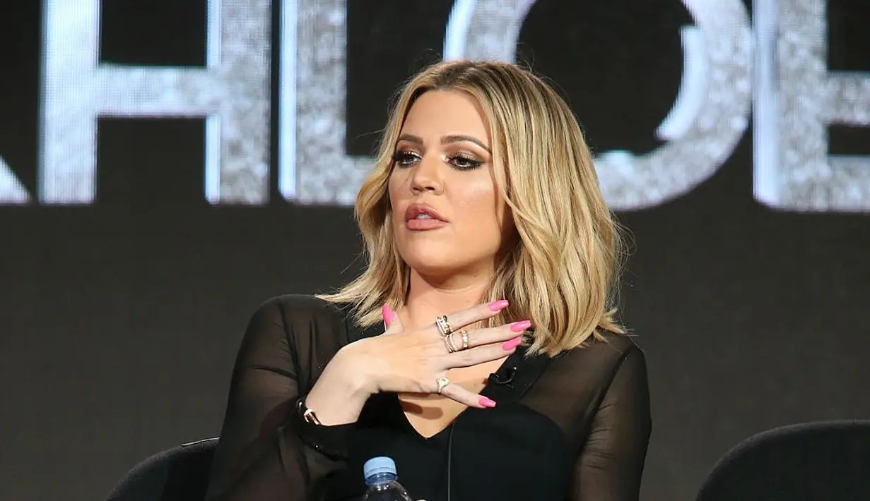 "Mereka tak bicara banyak tentang dituasi ini dan Khloe merasa seperti hidup di neraka," jelas sumber. (theGrio)