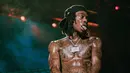 Mengingat kekayaan yang dimiliki, netizen mengungkapkan bahwa naik bus bukanlah hal yang wajar dilakuan. (instagram/wizkhalifa)