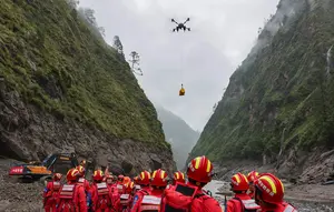 Tim Penyelamat Tiongkok Capai Pelabuhan Gyirong yang Hancur Akibat Longsor