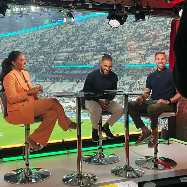 Presenter Sepak Bola Alex Scott Dilarang Unggah Produk Endorse-an Selama Siaran Piala Dunia 2022