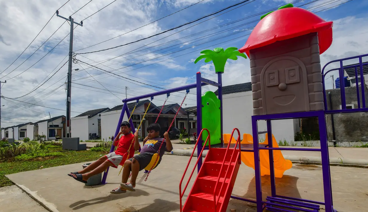 Hingga Februari 2026, total penyaluran nasional telah menembus angka Rp 3,54 triliun. Tampak dalam foto, anak-anak bermain pada taman bermain pada Perumahan Subsidi Pondok Pengampelan Indah, Serang , Banten, Selasa (17/2/2026). (merdeka.com/Arie Basuki)