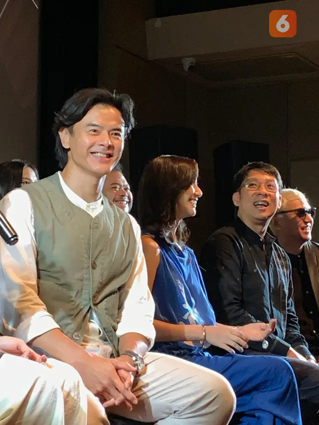 Dion Wiyoko Sheila Dara dan para film maker saat menghadiri Press Conference film “SORE: Istri Dari Masa Depan” di XXI Plaza Indonesia, Rabu (2/7/2025)