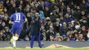 Pelatih Chelsea, Maurizio Sarri, memberikan arahan kepada anak asuhnya saat melawan PAOK Thessaloniki pada laga Liga Europa di Stadion Stamford Bridge, Kamis (29/11). Chelsea menang 4-0 atas PAOK Thessaloniki. (AP/Matt Dunham)