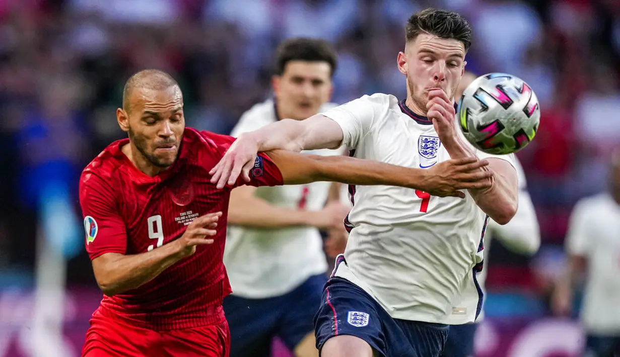 Penyerang Denmark, Martin Braithwaite berusaha melewati gelandang Inggris, Declan Rice pada pertandingan semifinal Euro 2020 di Stadion Wembley, London, Kamis (8/7/2021). Ini menjadi sejarah baru untuk The Three Lions. (AP Photo/Frank Augstein, Pool)